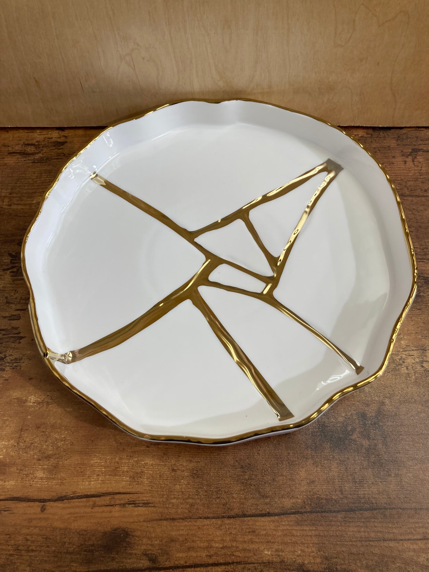 Round Serving Dish,Tray Platter with Gold Rim Stylish modern. Nordic style .