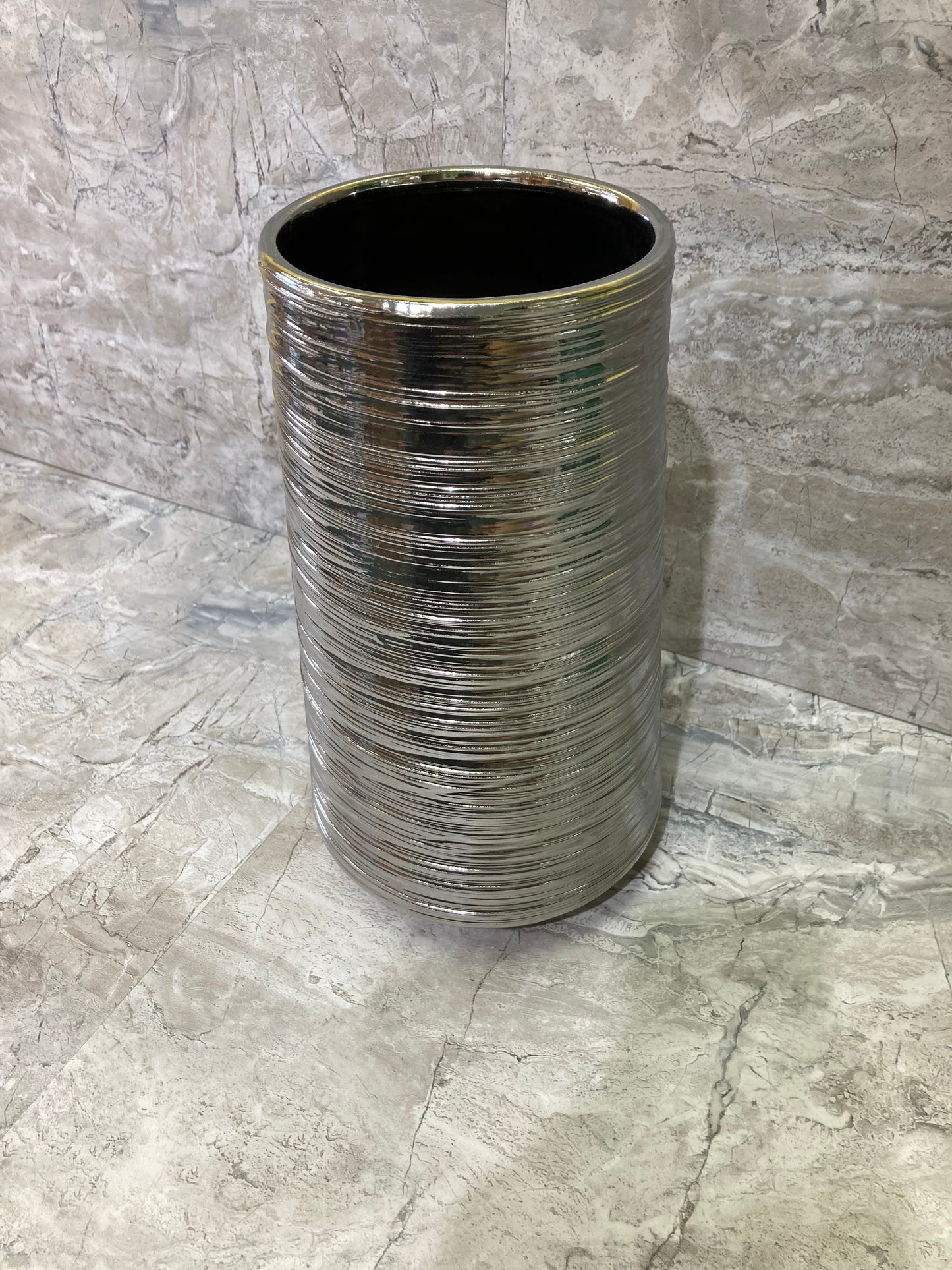 Ceramic Round Flower Vase with Combed Body Electroplated Silver Color.