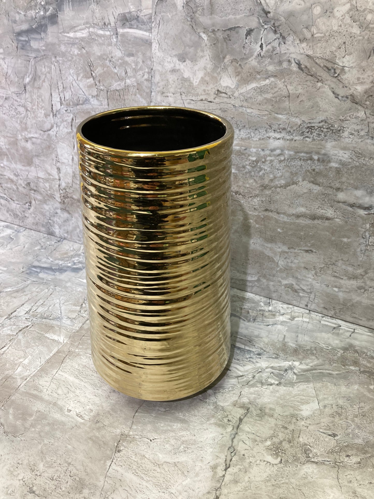 Ceramic Round Flower Vase with Combed Body Electroplated Gold Color.